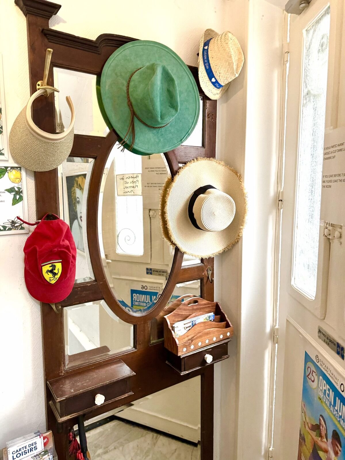 Cappelli sull'attaccapanni dell'ingresso
