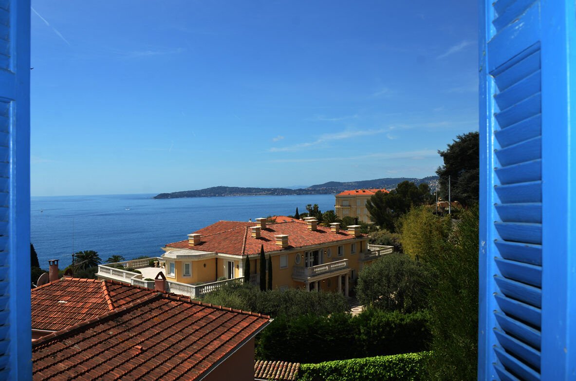 Chambre double, la fenêtre ouverte sur la mer et les toits