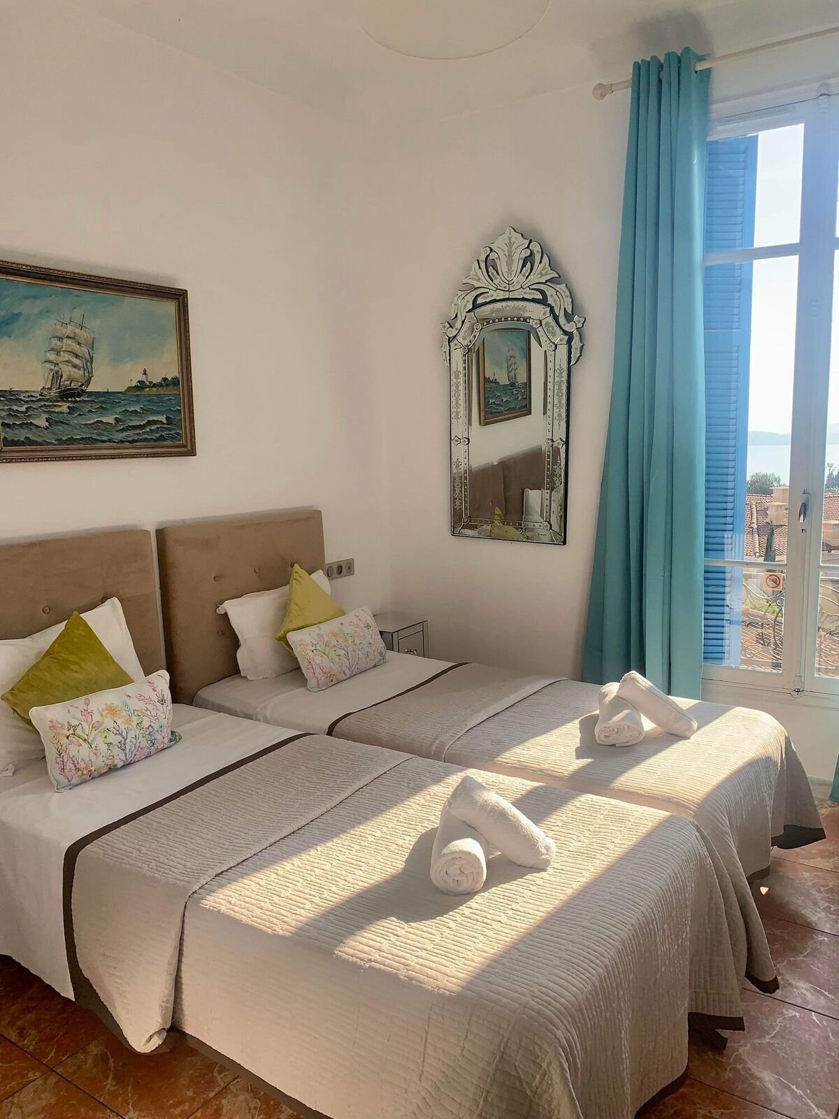 Chambre double, la fenêtre ouverte sur la mer et les toits