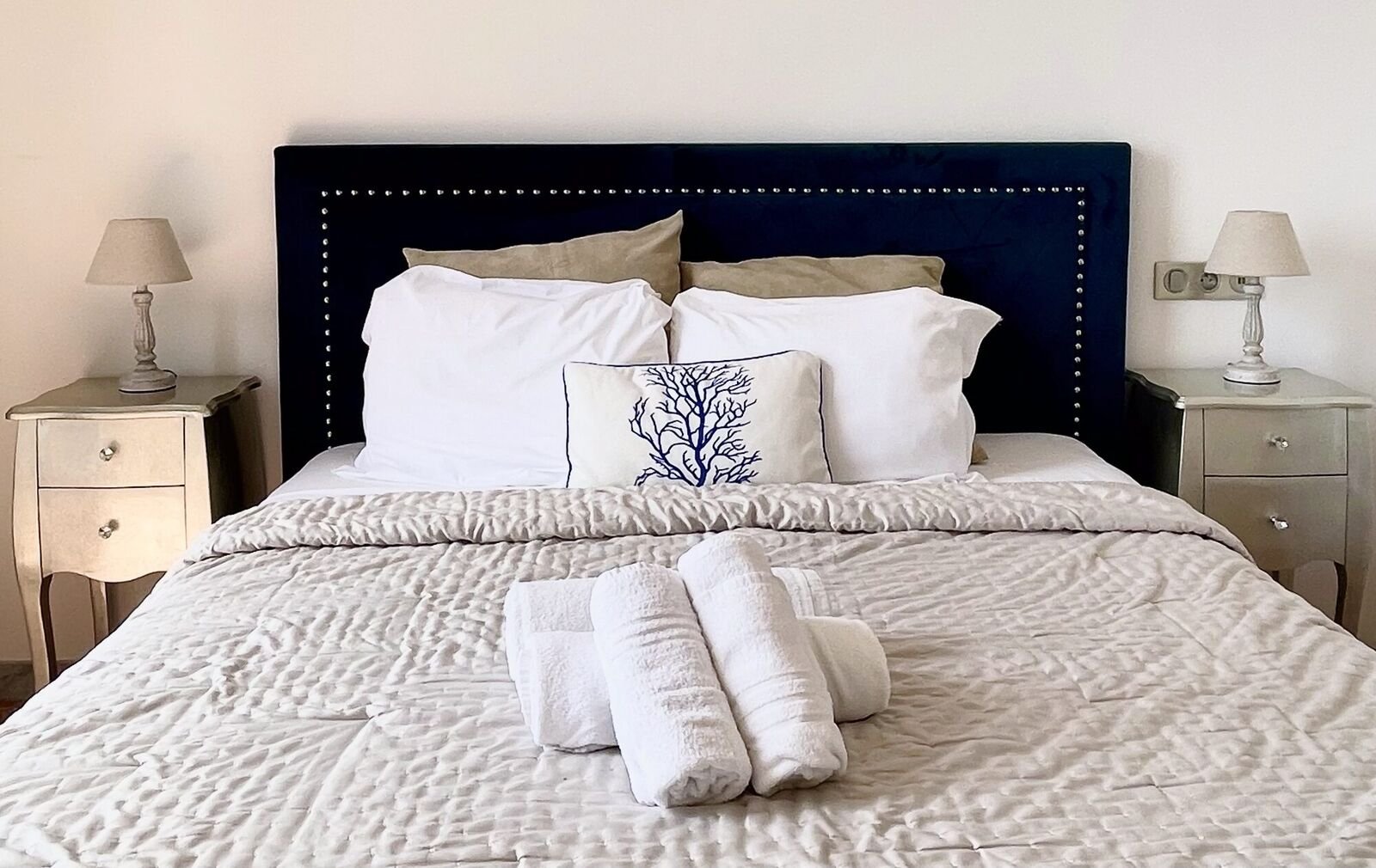 Chambre double, la fenêtre ouverte sur la mer et les toits