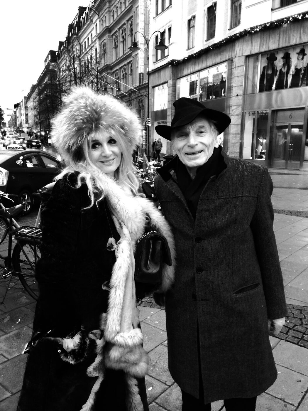 Michelle e Dag in una strada invernale di Stoccolma, lei con un colbacco di pelliccia, lui con un fedora